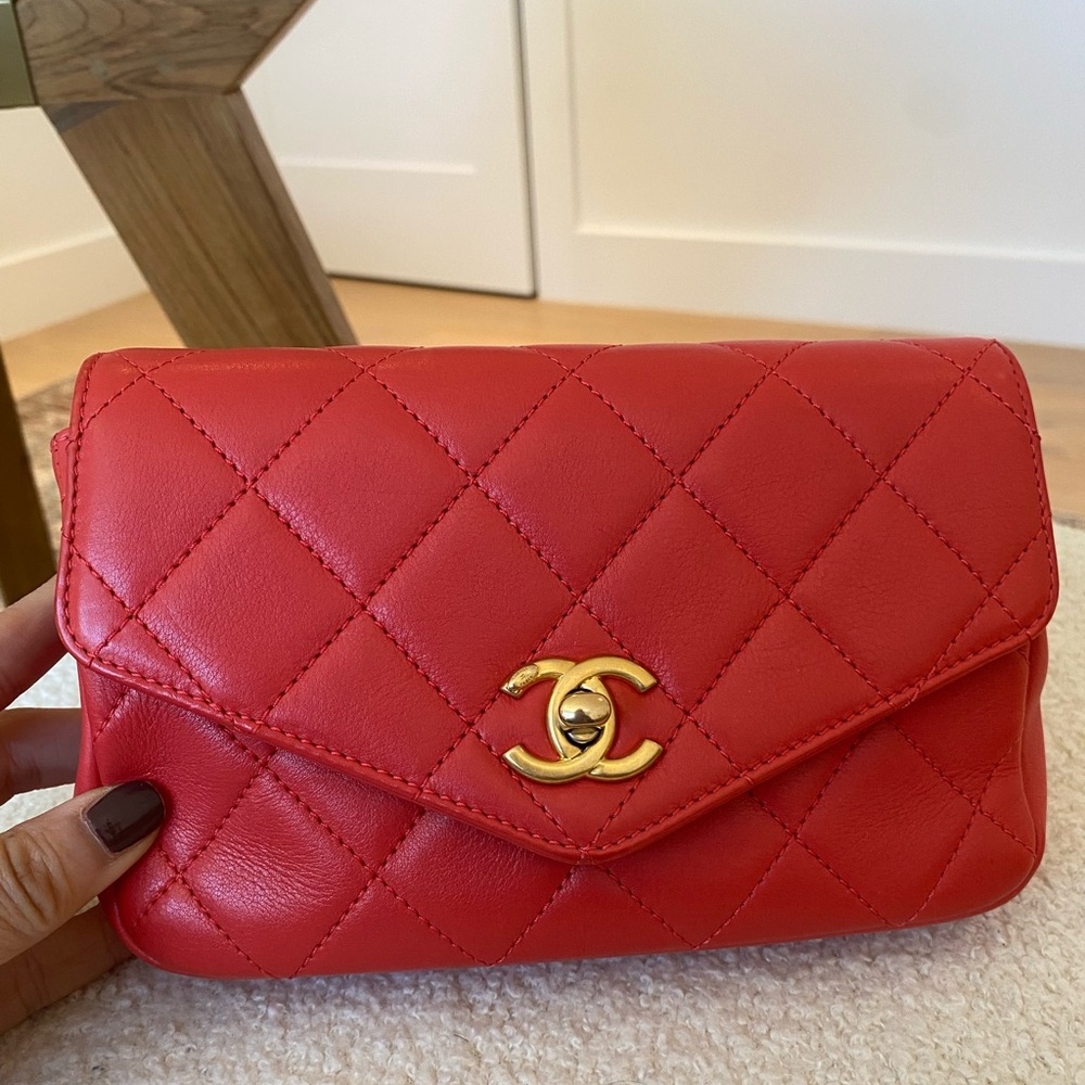 CHANEL Leather Quilted Waistbag 19S - Picture 6 of 6